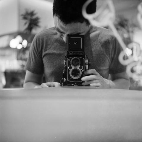 Lucky LUCKY SHD 100 (6x6)

English
A black and white photograph of a person holding a twin-flex camera towards a mirror. The background is blurry.

中文
一張黑白照片.拍照的人拿著一台雙反相機.背景模糊.
