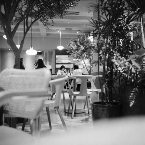Lucky LUCKY SHD 100 (6x6)

English
A black and white photograph of an interior of a café. The foreground is blurry. The background features a few patrons of the café. There are plants in the shop.

中文
一張咖啡店內部的黑白照片.前景模糊.背景中,有咖啡店的客人.店中有植被.