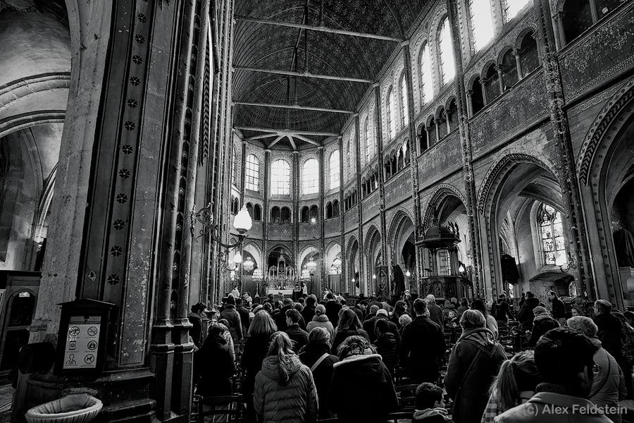 St. Aignan church in Chartres, France full of people on Easter 2026