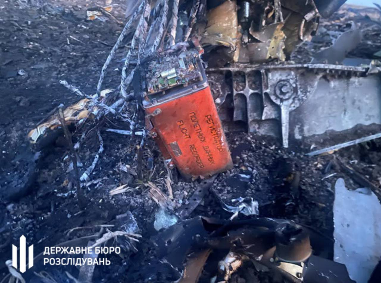 Ukraines State Bureau of Investigation says the black box from the Su-24M that crashed in Khmelnytskyi region on June 16 showed failure of control-system elements on the left wing. The aircraft then lost control, began rotating around its axis, fell from more than 600 meters and reached 809 km/h. A preliminary Air Force investigation says the damage may have been caused by a bird strike. Final conclusions will follow additional aviation-technical examinations. #Ukraine