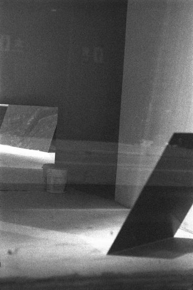 Ilford HP5 Plus 400 (FF)

English
A black and white photograph of a shopping window with objects in side. Reflections can be seen with lights and shadows creating a strong contrast.

中文
一张黑白照片.照片中是一个橱窗.窗中有一些物件.窗体有明显的反光,呈现出的光影制造强烈的反差.