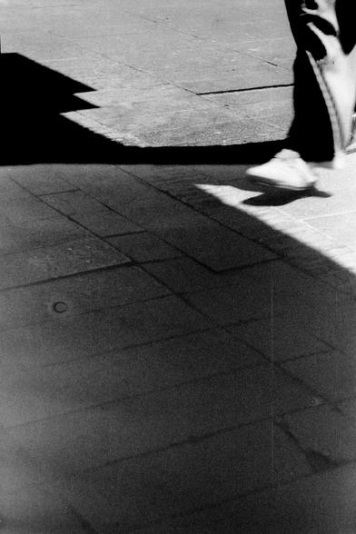ERA 100 (FF)

English
A black and white photograph of a pedestrian walking on a tiled sidewalk. The contrast is strong thanks to the lighting.

中文
一張行人在街上行走的黑白照片.因為光線二造成對比強烈.