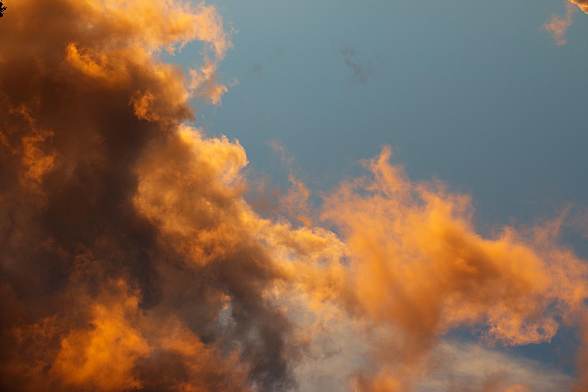 Billowing cloud in dark greys, oranges and ochres lit by a descending sun to the left of the frame while to the right is blue sky with whisply lighter cloud.

Canon EOS 70D
ISO: 100
Shutter Speed: 1/250
Aperture: 8.0

Lens: 18.0 - 135.0 mm
Focal Length: 72.0 mm (35 mm equivalent: 113.5 mm)
Hyperfocal Distance: 34.01 m
Depth Of Field: inf (31.14 m - inf)
Field Of View: 18.0 deg



Author: Matthew Malthouse
2026:08:29 19:02:57
Copyright: Matthew Malthouse © 2026