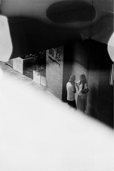 ERA 100 (FF)

English
A black and white photograph of a street scene. Two people are talking in the center of the photo in front of a shop, partially obscured by a portion of an architecture.

中文
一张街景的黑白照片.照片中央两人在一个商店前说话,部分被一个建筑物挡住.