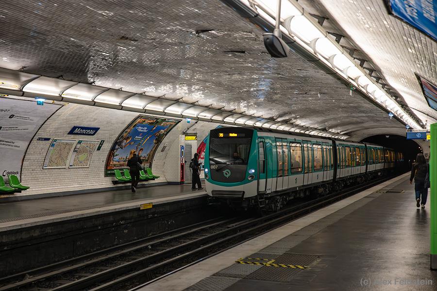 Paris Metro
Train at the station