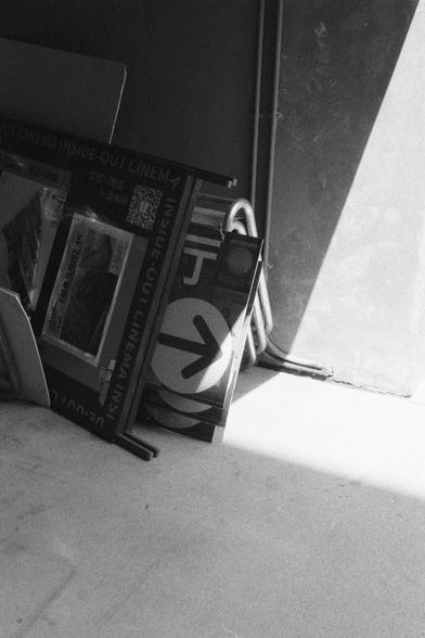 Ilford Delta 3200 (FF)

English
A black and white photograph of some sign boards laying on the ground in front of a wall. The contrast is strong due to the lighting from the side.

中文
一张黑白照片.照片中有很多告示牌,堆放在一堵墙面前.一束光从侧面洒下,对比强烈.