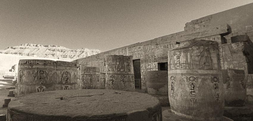Unas ruinas y al fondo una montaña