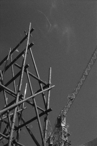 Ilford Delta 3200 (FF)

English
A black and white photograph. A crane can be seen by the side of bamboo scaffoldings against the sky.

中文
一张黑白照片.可以看见竹子支架边上的起重机,映衬着天空.
