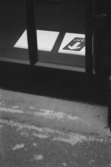 Ilford HP5 Plus 400 (FF)

English
A black and white photograph. An arrow shaped sign on the ground points towards the camera in the sun light.

中文
一张黑白照片。地面上一个箭头标志指向镜头。