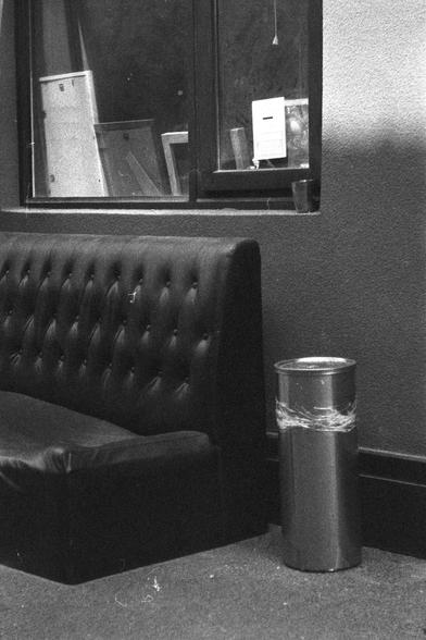 Ilford HP5 Plus 400 (FF)

English
A black and white photograph. A deserted couch stands by the side of a trash can, under the edge side of an exterior window. Over the window to inside the room, several wooden frames can be seen.

中文
一张黑白照片。一张被遗弃的沙发在垃圾桶旁边。沙发在一个窗户的下缘边。透过窗户的屋内有很多画框。