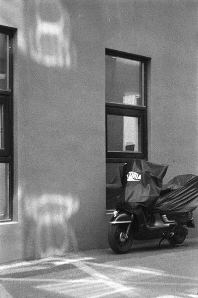 Ilford HP5 Plus 400 (FF)

English
A black and white photograph. a motorcycle is parked on the side of a large window that is part of a large wall.

中文
一张黑白照片.一辆摩托车停在一扇大窗户旁边.窗户是墙壁的一部分.
