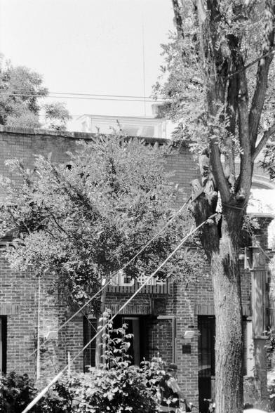 Lucky LUCKY SHD 400 (FF)

English
A black and white photograph of a cityscape. An architecture that is partially obstructed by a couple of trees. The architecture has a brick-like facade. The sky is bright.

中文
一张城市风光的黑白照片.照片中的建筑部分被前面的树木挡住.建筑物的墙面是砖砌结构的.