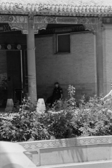 Lucky LUCKY SHD 400 (FF)

English
A black and white photograph of the front porch of an ancient Chinese architecture. A man sits under the porch. There is a potted bush in the front. The environment is brightly lit.

中文
一张黑白照片.照片中是一个传统中国建筑的前拱门.一个人坐在拱门下.前景中一丛灌木的花坛.环境明亮.