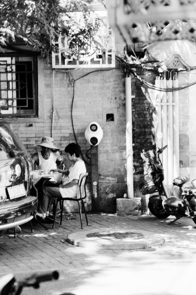Lucky LUCKY SHD 400 (FF)

English
A black and white photograph of a corner of a small alleyway. Some people are playing mahjong by the side of the car at the corner. A motorcycle is parked by the side of them. Windows and ornaments can be seen on the wall.

中文
一张黑白照片.照片中是一条小巷的角落.几个人在角落里的车边打麻将.边上停着一辆电瓶车.墙上有窗户和装饰.