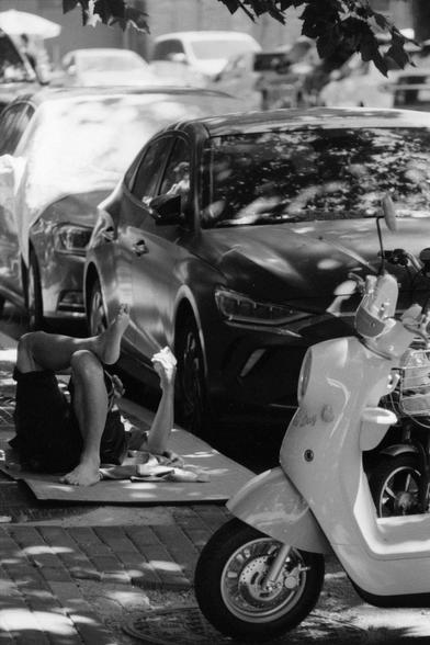 Lucky LUCKY SHD 400 (FF)

English
A black and white photograph of a person lying on the ground by the side of a parked car and a parked motorcycle.

中文
一张黑白照片.照片中一个人躺在地上,旁边是一辆汽车和一辆摩托车.