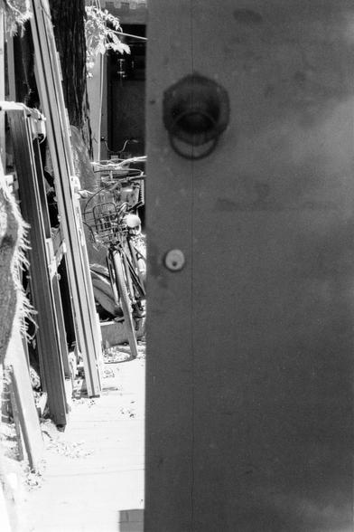 Lucky LUCKY SHD 400 (FF)

English
A black and white photograph. A door is half ajar with a bicycle in the background leaning against some old furniture and window frames

中文
一张黑白照片.照片中门半掩,可以看见背景中一辆自行车靠在旧家具和窗框上.