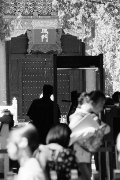 Lucky LUCKY SHD 400 (FF)

English
A black and white photograph of the entrance of a traditional Chinese site. A crowd of people stand in front of the entrance. Ornaments and a wooden door can be seen.

中文
一张中国传统建筑入口的黑白照片.一群人站在入口处.背景中可以看见建筑的装饰和木门.