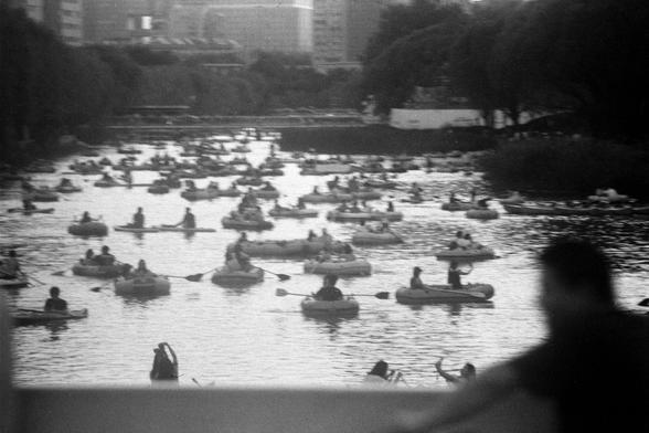 Lucky LUCKY SHD 400 (FF)

Engllish
A black and white photograph of a cannel in a city. People are rafting on the surface of the water. Cityscape at the back is clear. A person can be seen in the foreground in motion blur.

中文
一张黑白照片.城市中的运河上很多人在泛舟.背景中有城市的景观.前景中一个人因为动态而模糊.